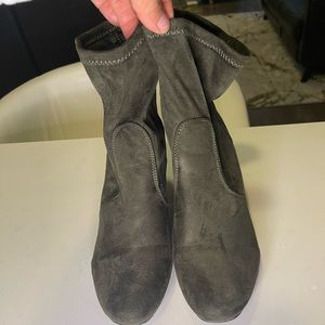 Green stretchy booties size 8 used in good condition.